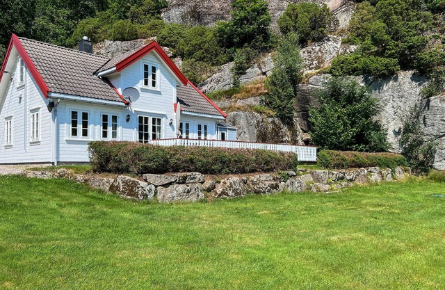 Cozy home in Lyngdal with kitchen
