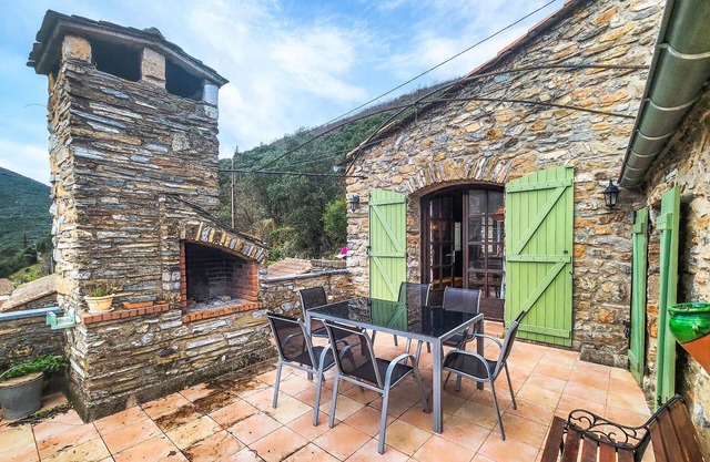 Cozy home in Olargues with kitchen