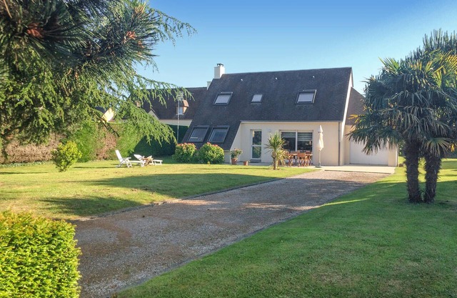 Cozy home in Quettehou with WiFi