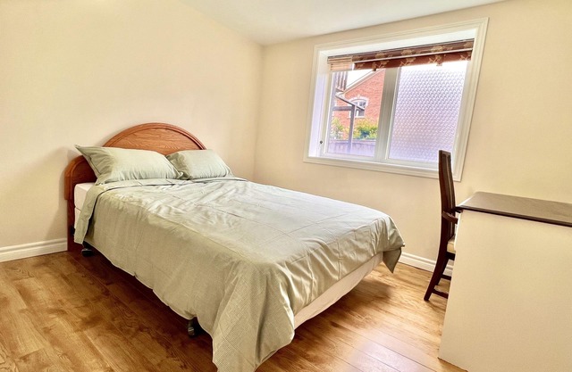 Cozy Home in Richmond Hill with Free Parking