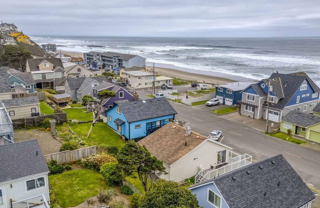 Cozy Home Just Across the Street From Easy Beach Access in Beautiful Nelscott