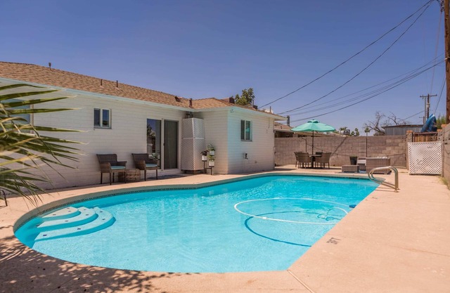 Cozy home near downtown Mesa, Pool, BBQ