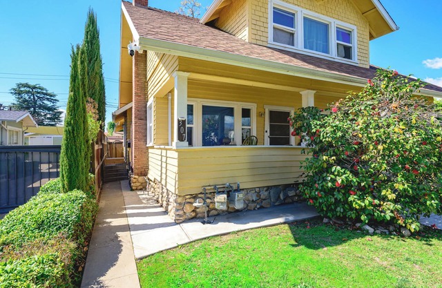 Cozy Home Near LA with Full Kitchen & Laundry