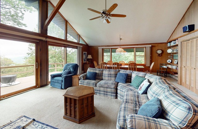 Cozy home with large deck, views, pool table & pools