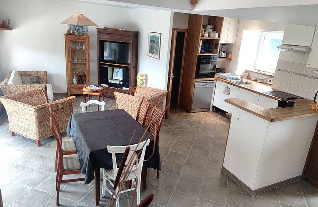 Cozy house for 6, 750m from the beach, quiet area, near amenities