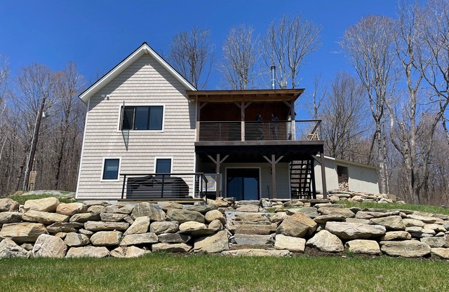Cozy house w/mountain views, hot tub, woodstove, balcony, bbq, central a/c