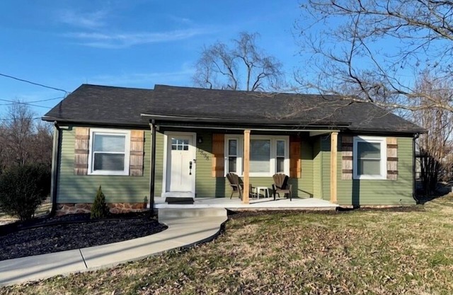 Cozy House with lots of charm!