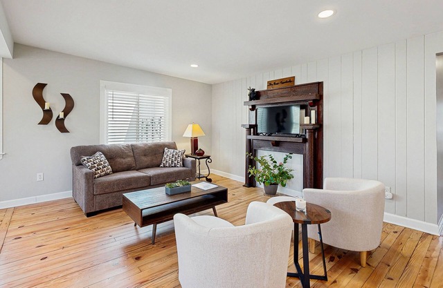 Cozy in-town house w/central a/c, shared pond, enclosed yard, w/d, wifi, cable