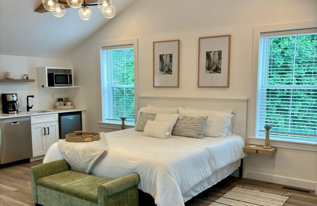 Cozy, inviting, brand-new studio ideal for individuals and/or couples