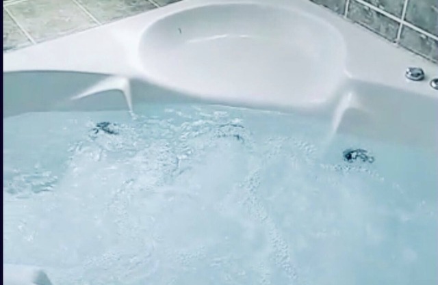Cozy Jacuzzi 2bd - 5 minutes from the beach!