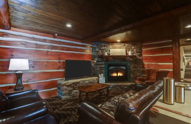 Cozy Johnston Haven with On-Site Laundry & Meeting Rooms | 2 Units