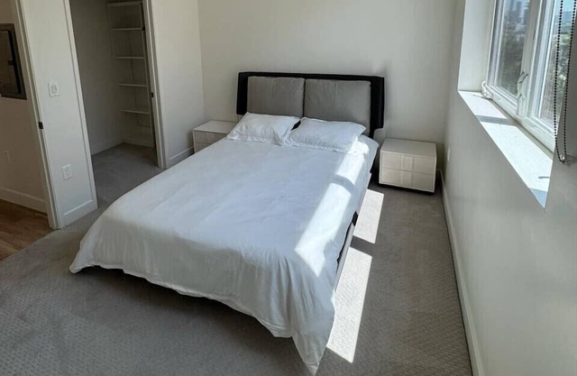 Cozy K-Town 1BR w/Balcony (ID264)