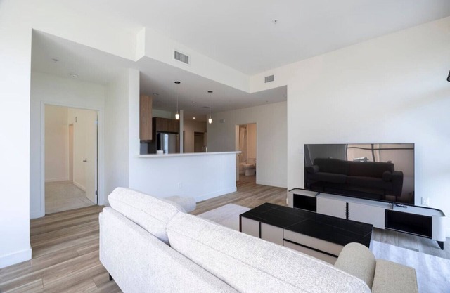 Cozy K-Town 2B2BA w/Balcony (ID266)