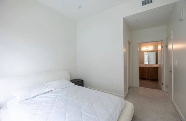 Cozy K-Town 2B2BA w/Balcony (ID268)