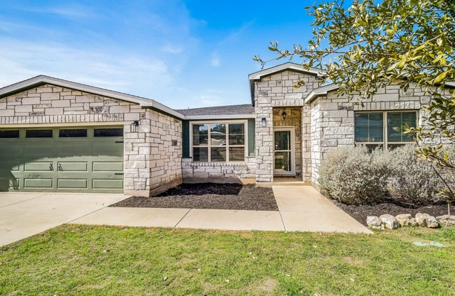 Cozy Lago Vista home with Private Pool table, mile from the stunning Lake Travis