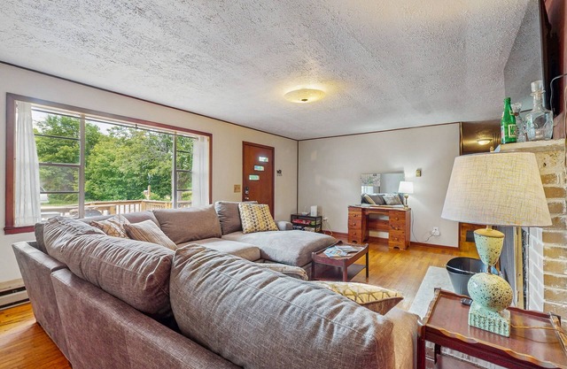 Cozy Lake Getaway dog-friendly home with fire pit, fireplace, Wi-Fi, entry ramp
