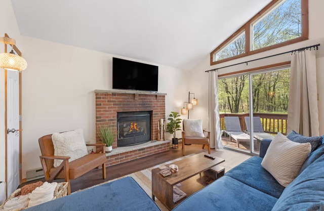 Cozy Lake Mountain Escape Cottage- Fire pit, Large Deck, Community Lakes & Pools