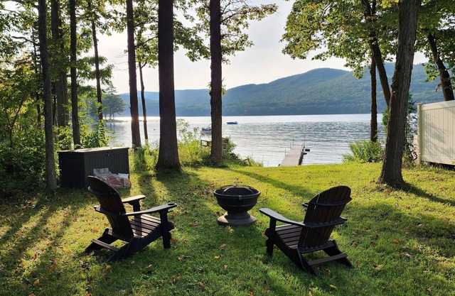 Cozy lakefront cottage with beach.