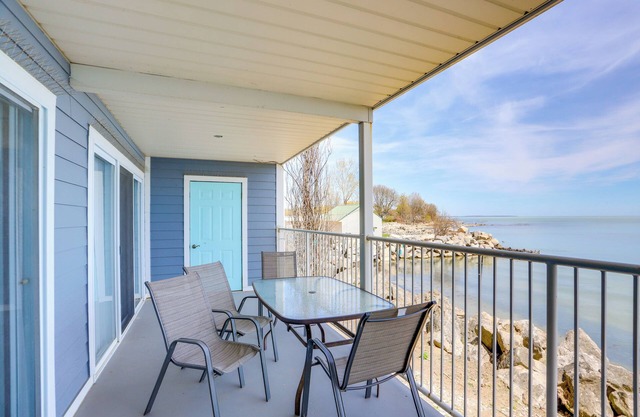 Cozy Lakefront Middle Bass Retreat w/Balcony