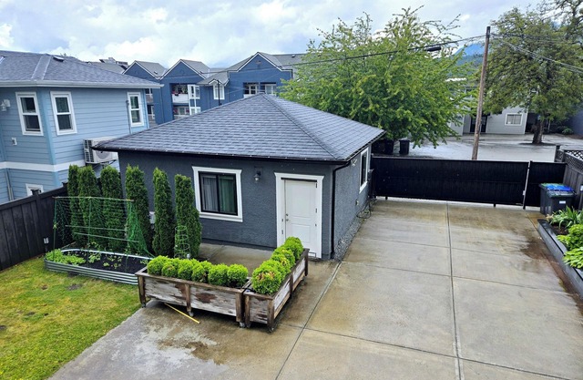 Cozy LanewayHouse Near Skystrain