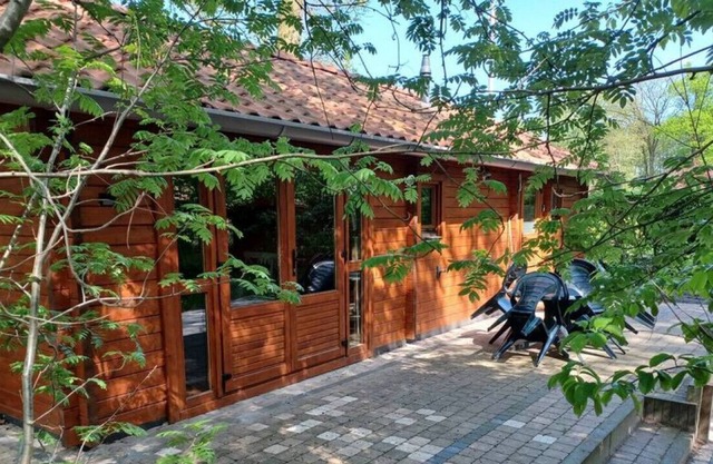 Cozy log cabin on a large and green plot @ Veluwe.