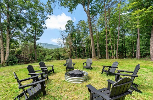 Cozy Luxe Cabin for Families &Groups Sauna, Arcade, Fire Pit–Berkeley Springs WV