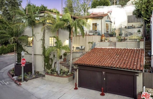 Cozy Mediterranean 1ba-2ba in the Heart of Hollywood! Very Conveniently Located.