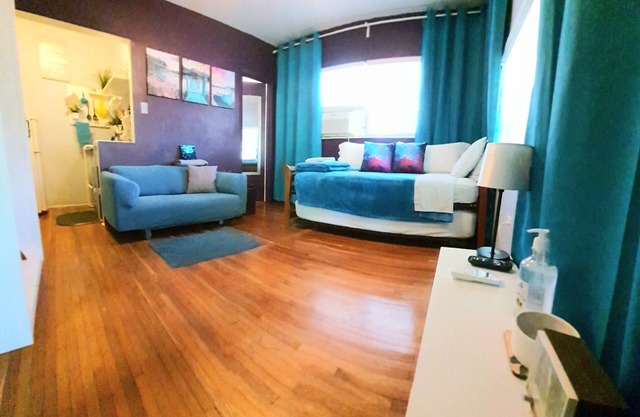 Cozy Miami Efficiency 10 minutes to the beach!