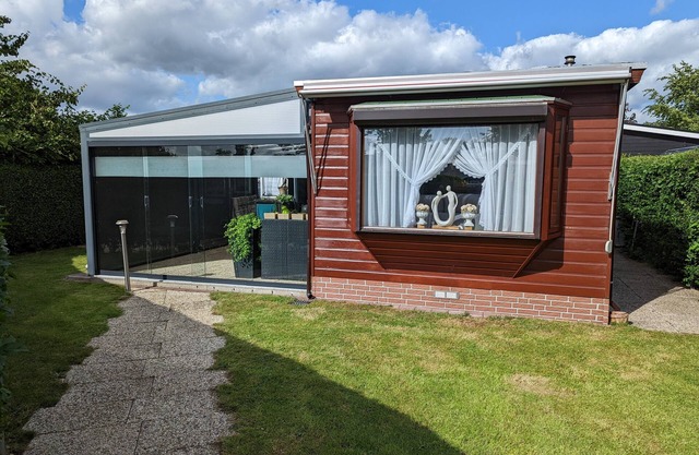 Cozy mobile home for the whole family in Holland by the lake