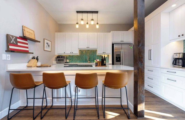 Cozy Modern 2-Bedroom Condo Between Vail and BC