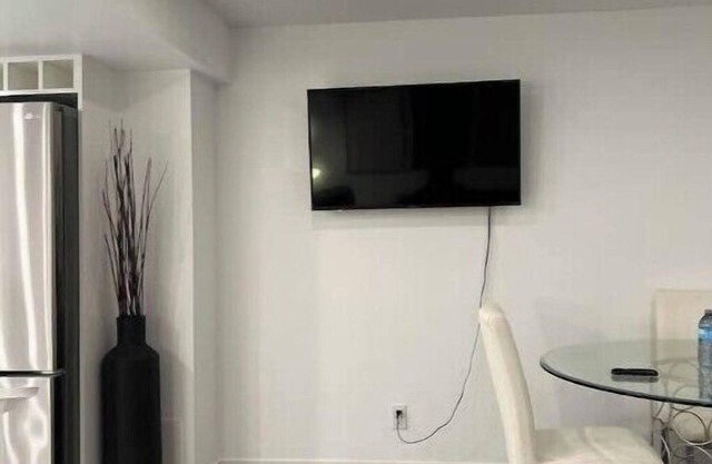 Cozy Modern Basement apartment in Mississauga near all the happening places.