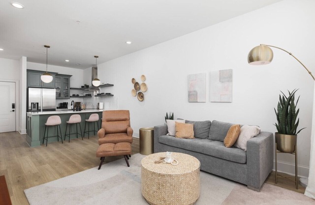 Cozy Modern Condo 4 Beds, 2 Bedrooms -FREE Parking