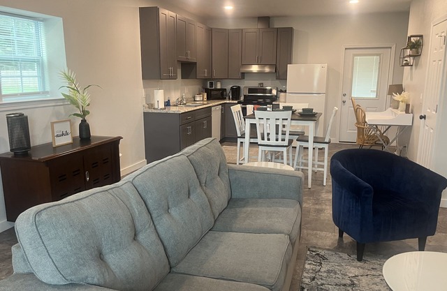 Cozy modern house near interstate, amusement parks, hospital, 20 min from beach