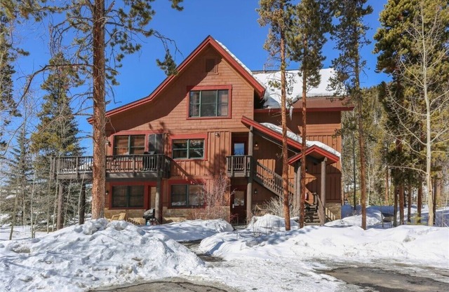 Cozy mountain getaway. Fireplace. Hot tub and pool