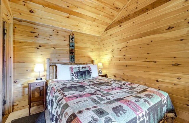 Cozy, mountain-view cabin with fireplace, firepit, porch, WiFi & pool