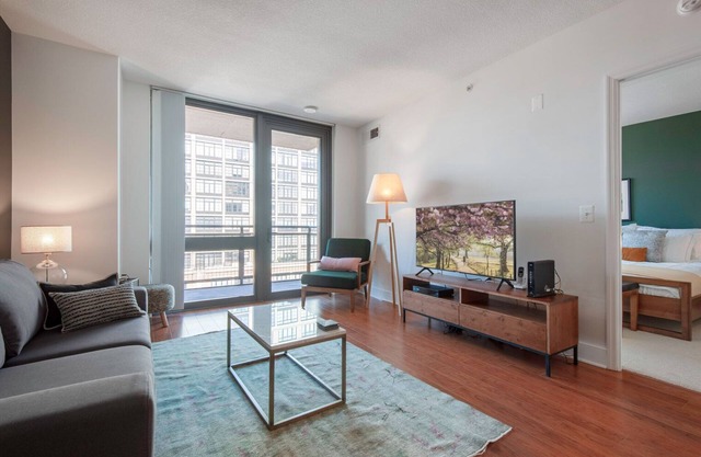 Cozy Mt. Vernon 1BR w/Gym, Pool close to Convention Center by Blueground