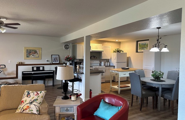 Cozy Neighborhood Retreat. Spacious kitchen. Large 1 bedroom 1 bath suite.