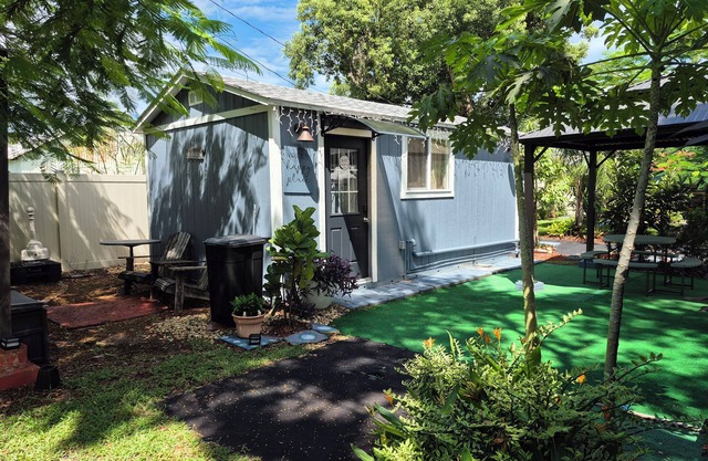 Cozy new cottage in fantastic St. Cloud with WiFi, AC