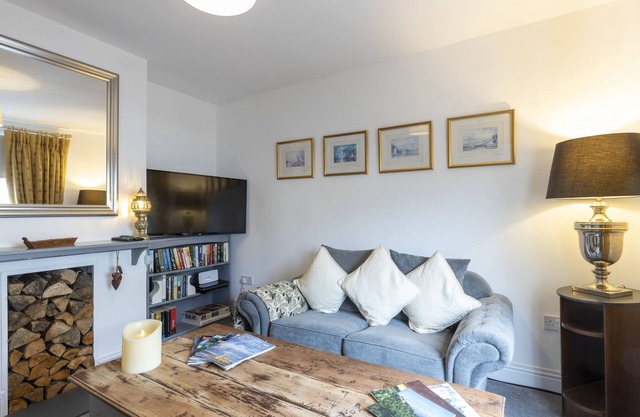 Cozy Nook Cottage - Sleeps 4, Garden & Parking