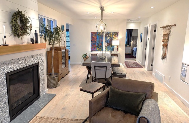Cozy oasis for professionals, where comfort & productivity seamlessly converge!