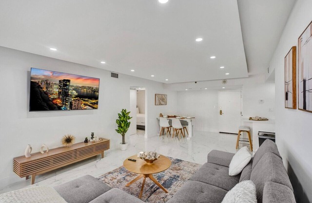 Cozy Ocean View Condo/Beach Service/610