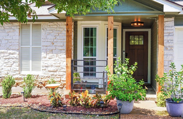 Cozy pet friendly home, walking distance from the Walnut Creek Greenbelt!