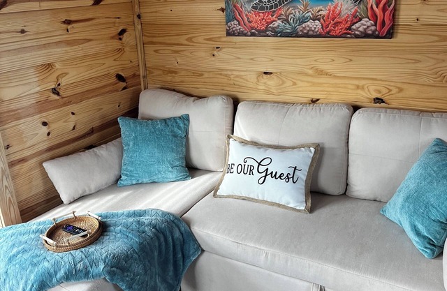Cozy pet friendly 2-bedroom cabin in tranquil Steinhatchee