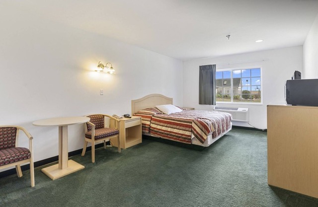 Cozy Petite King Economy Room with Free Parking!