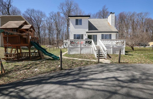 Cozy Poconos Mountain House with 3 bedrooms