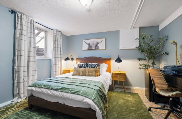 Cozy Private BD + Desk, Central Omaha Near UNMC - Shared House