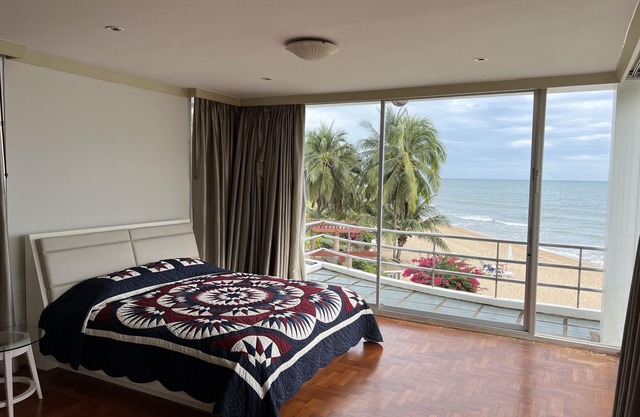 Cozy Private Beach Front 5 Bedrooms house