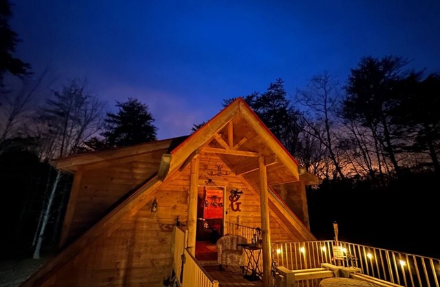 Cozy private log cabin, pet-friendly, waterfall, trails & huge mountain views!