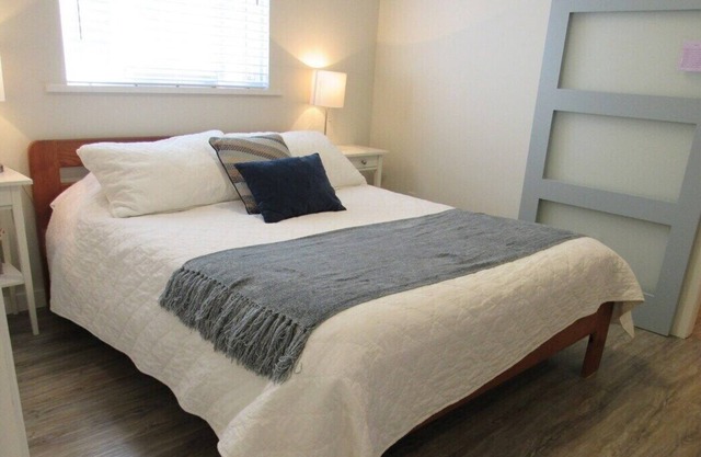 Cozy Private Suite - 10 Minutes from YVR and Vancouver - Perfect for Layovers