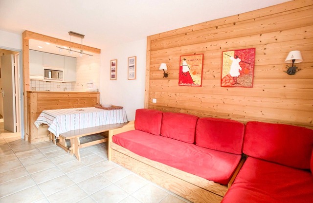Cozy Renovated Apartment · Ski-in/Ski-out · Balcony · Pet-Friendly